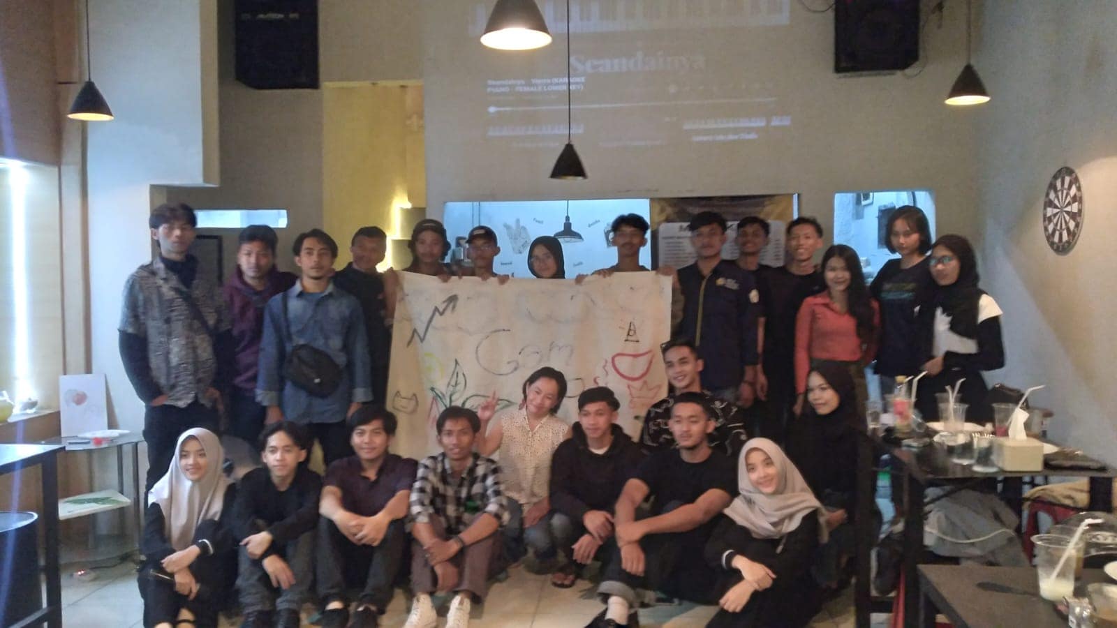 sesi poto bersama acara gerand opening caffe campernique