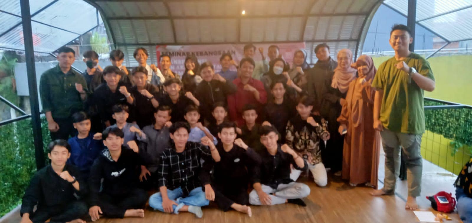 Poto bersama peserta acara seminar