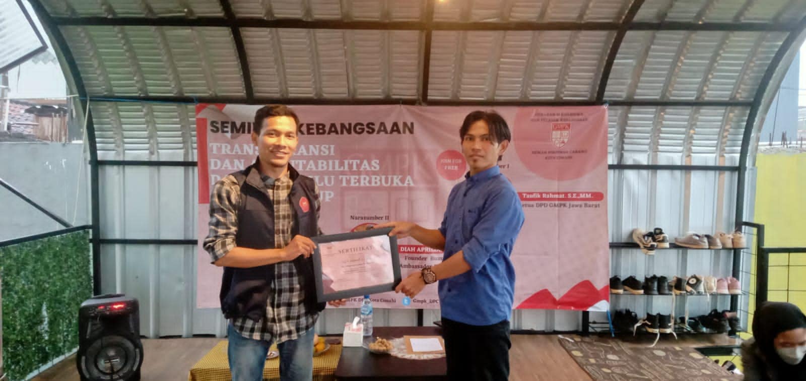 Pemberian sertipikat kepada pemateri acara seminar oleh ketua GMPK Kota Cimahi