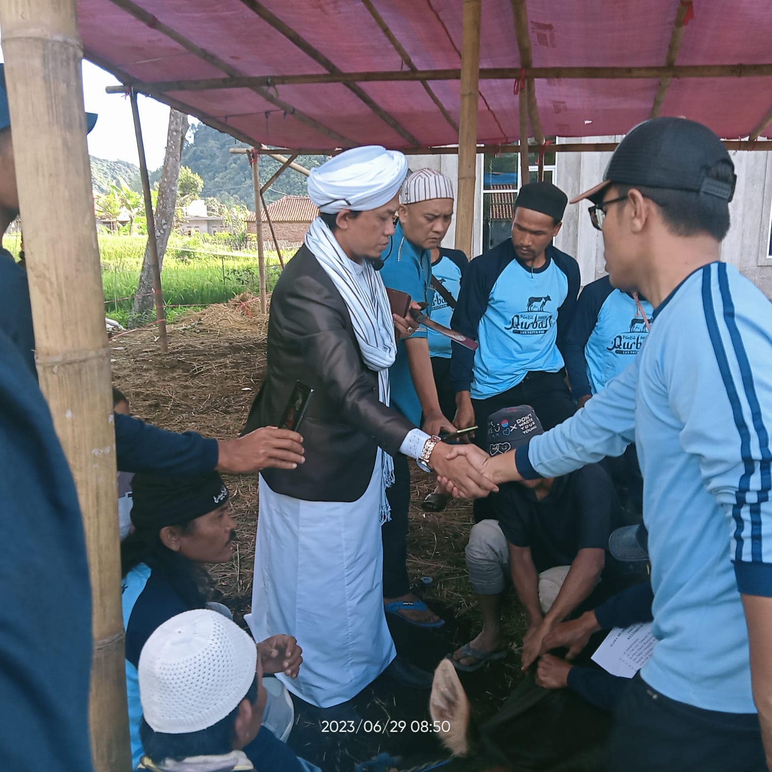 Abu Adien saat menemui tim penyembelih hewan Qurban
