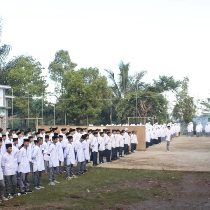 upacara SMA IT Rijalul God