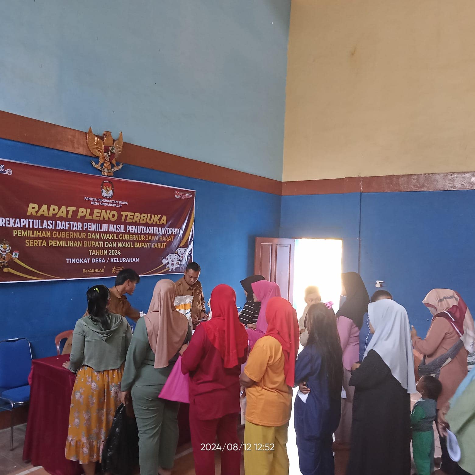 Antrian KPM saat mengambil bantuan beras